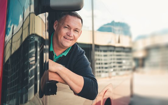 Busfahrer schaut aus Fahrerfenster