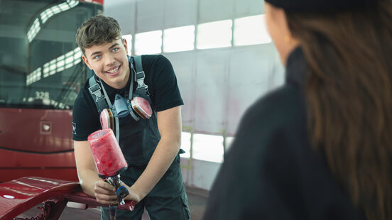 Lehrling mit Werkzeug