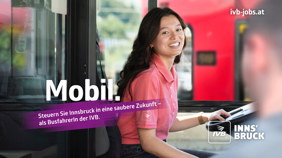 Junge Frau hinterm Steuer (Bus)